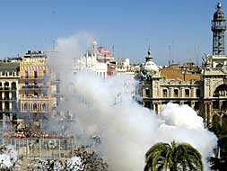 El pirotécnico Gregorio Juan, conocido por 'Gori', disparó ayer la segunda mascletà del calendario de Fallas con una profesionalidad impecable que le confirió los vivas y aplausos de los millares de valencianos que la contemplaron.