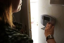 Una vecina de la urbanización El Racó conecta la alarma antes de salir de casa.