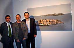 El alcalde con el artista premiado en esta edición y la obra.