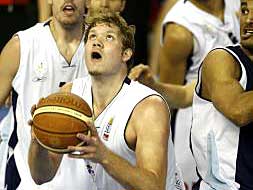 Taylor Coppenrath, jugador del Alicante Costa Blanca, se prepara para tirar a canasta.