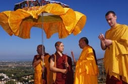 Varios budistas en el gran centro Sakya de Pedreguer.