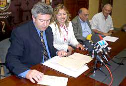 El director del Archivo Municipal, Josep Lluís Santonja, la concejal de Cultura, Rosa Sánchez y familiares de Joan Valls.