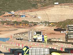 Unos operarios trabajan en la construcción de las vías para el tren de alta velocidad, el AVE, en la Comunitat.