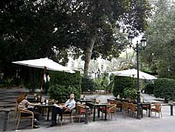 Dos clientes ocupan una de las terrazas de los establecimientos hosteleros de la plaza de Gabriel Miró.