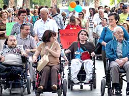 Varios de los discapacitados, ayer, durante la manifestación que tuvo lugar en Alicante.