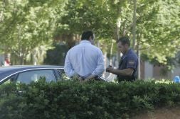 Tres momentos de la intervención policial registrada ayer en el barrio de Benimaclet.