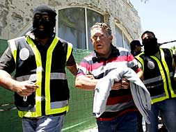 Policías llevan a declarar al empresario Felix Delgado, uno de los propietarios de la constructora local CODELSA.