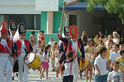 El Tio de la Porra visita los colegios de Oliva para anunciar la Fira
