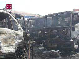 El fuego destruyó por completo los vehículos.