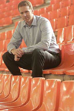 El director deportivo del Pamesa, Johnny Rogers, posa para LAS PROVINCIAS en la Fuente de San Luis. /Damián torres