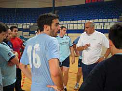 El técnico Vicent Botella dando instrucciones a los jugadores.