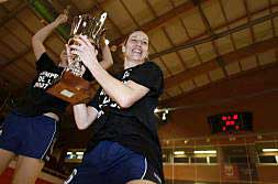 La entrenadora del Orsan Elda Prestigio, Diana Box, celebra con el resto de jugadoras del equipo la consecución del título de Liga de la temporada pasada.