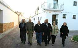 Vecinos nacidos en el antiguo Benagéber pasean por San Isidro de Benagéber, considerado un barrio de Moncada, núcleo donde fueron realojados en 1947 por la construcción del pantano.