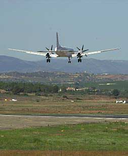 Un avión aterriza en el aeropuerto de Manises.