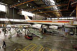 La baja médica de siete controladores de Barajas y la huelga de pilotos colapsan Iberia