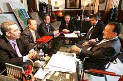 Reunión entre los responsables municipales y el anterior consejo.