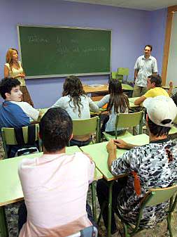La profesora de Inglés y el de Geografía impartiendo el primer día de clase de Ciudadanía en un instituto de Ribarroja el 17 de septiembre.