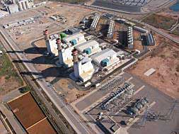 Vista aérea de los tres grupos que producen la energía de la central de ciclo combinado de Unión Fenosa en Puerto de Sagunto.
