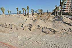 Las obras de trasvase de arena que están desarrollándose en la playa de Gandia.