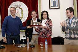 Los responsables de Segotur, Teresa Blasco y José Luis Calpe, tras recoger el galardón en el Consistorio.