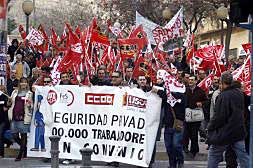 Los vigilantes de seguridad privada durante la manifestación realizada, ayer, por las calles de Alicante, para protestar ante su precariedad laboral.