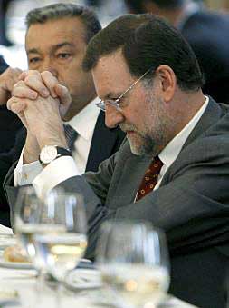 El líder del PP, Mariano Rajoy, junto al presidente de Canarias, Paulino Rivero, ayer.