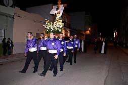 Los cofrades portan a hombros la imagen de la Virgen en la procesión diocesana.