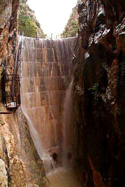 La presa de Isbert, desbordada en octubre de 2008.
