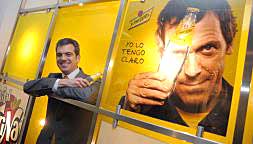 César Sánchez, junto a un anuncio de Schweppes, en las oficinas centrales de la compañía.