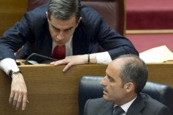 Camps, abajo, conversa con Costa durante el pleno de Les Corts de la semana pasada.EFE/K. F.