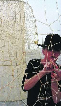 LA ARTISTA.Marlen Seubert trabaja en una de sus obras. /LP