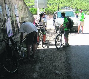 VOLUNTARIOS. Jóvenes con bici vigilan el monte. /J. R.