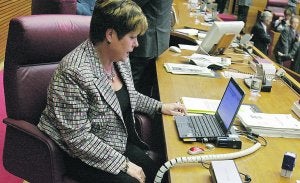 La presidenta de Les Corts, Milagrosa Martínez, durante una sesión plenaria. /EFE/M. BRUQUE