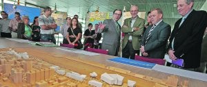 EL ARQUITECTO Y SU OBRA. En el centro, Renzo Piano observa la maqueta del diseño de edificios que ha pensado para el puerto de Gandia. /JUANTXO RIBES
