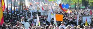 DE TODA ESPAÑA. Miles de manifestantes, la mayor parte familias enteras con padres e hijos llegados de toda España, caminan por el centro de Madrid. /AFP/D. FAGET