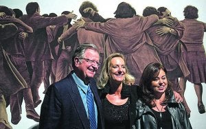 UN SÍMBOLO. Felipe Garín, Paz Olmos y Felisa Martínez posan ante el cuadro 'El abrazo', de Juan Genovés, símbolo de la concordia en la transición democrática española. / DAMIÁN TORRES