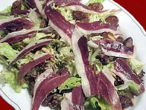 Ensalada de jamón de pato con fruta seca