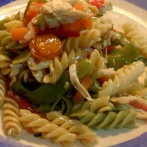 ENSALADA DE PASTA, POLLO Y VERDURAS