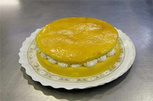 Tarta de yema con nata y ron