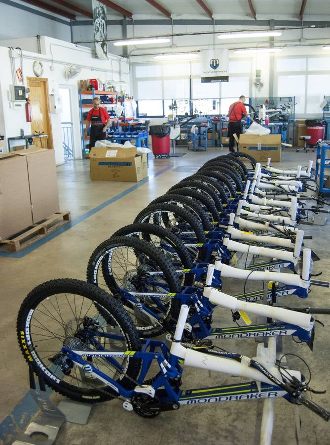 Montaje de bicicletas de la firma Mondraker en Elche