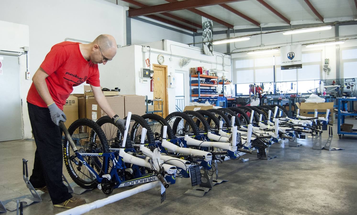 Montaje de bicicletas de la firma Mondraker en Elche