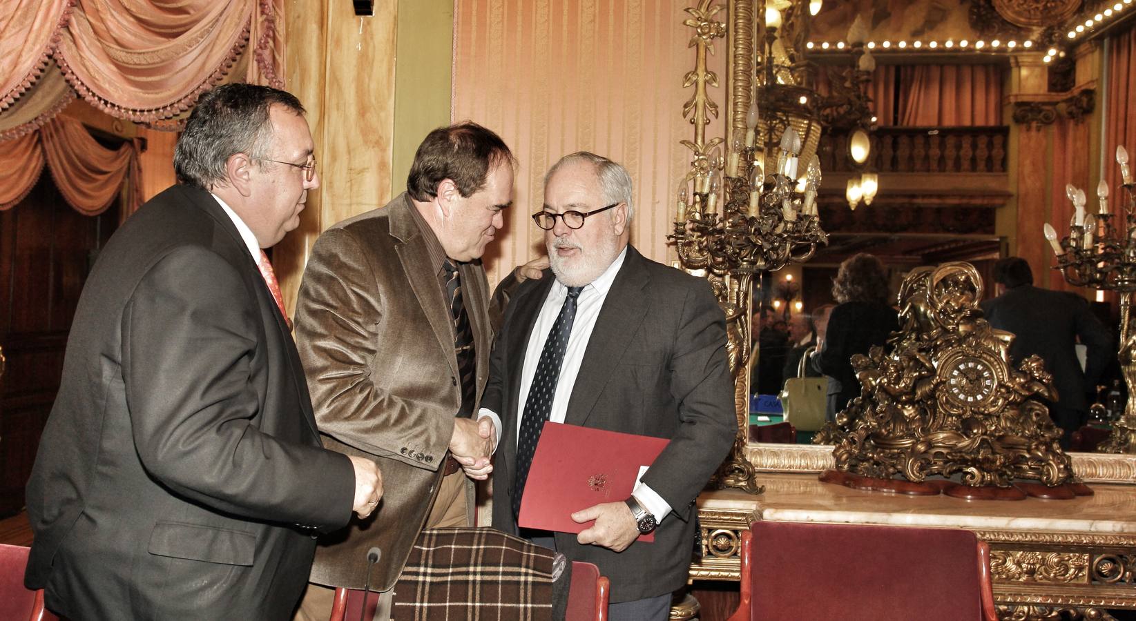 El ministro Arias Cañete participa en una conferencia sobre el agua