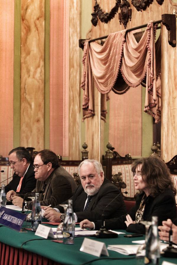 El ministro Arias Cañete participa en una conferencia sobre el agua