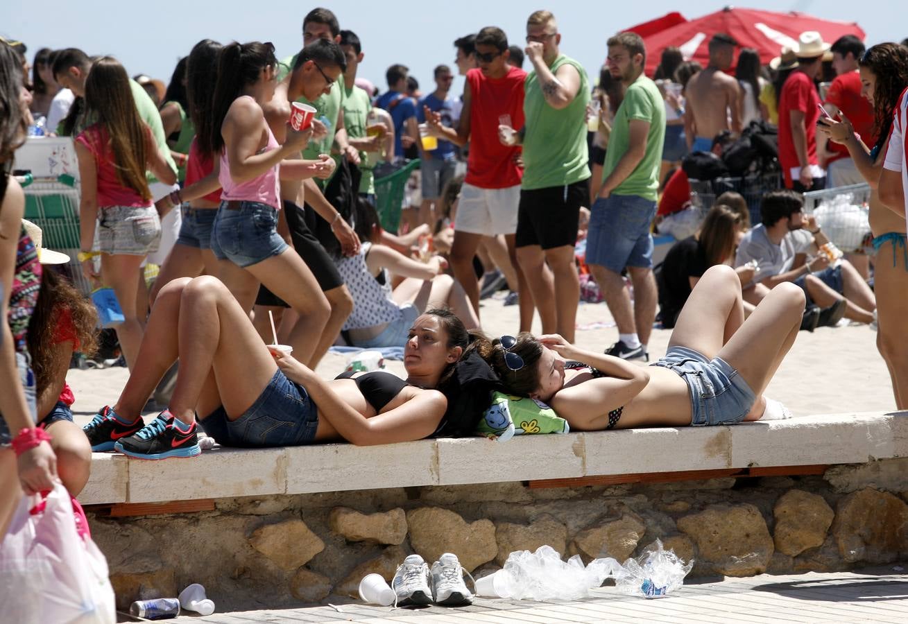 Macrobotellón en la playa de San Juan