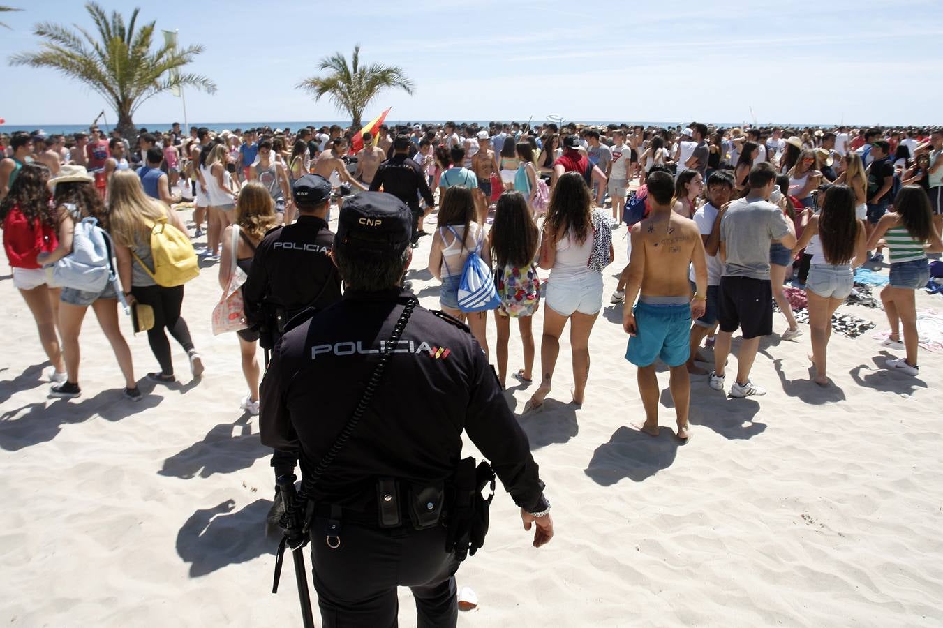 Macrobotellón en la playa de San Juan