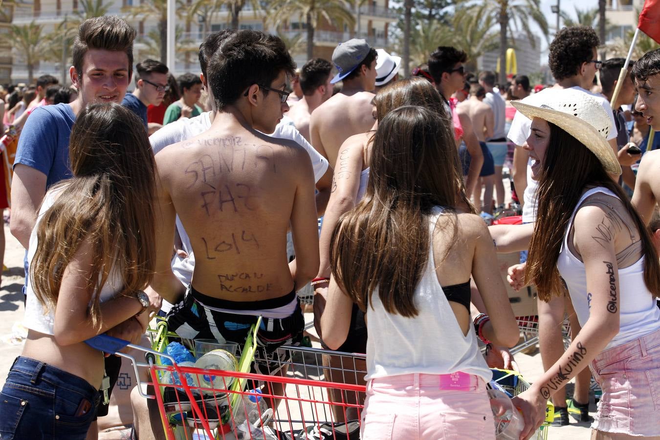 Macrobotellón en la playa de San Juan