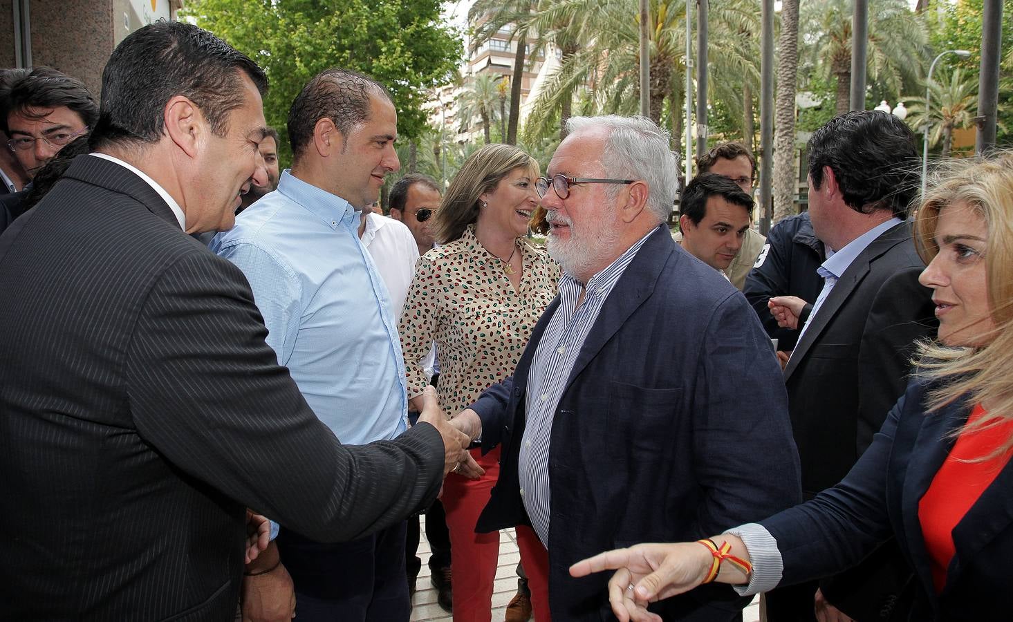 Arias Cañete se reúne en Alicante con emprendedores y empresarios