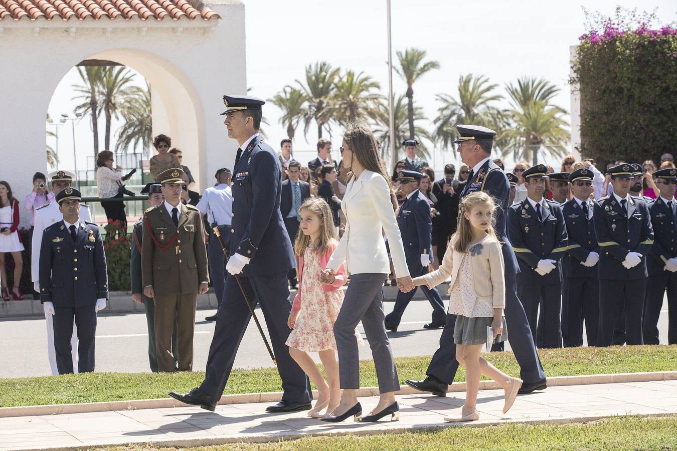 Los Príncipes presiden las bodas de plata de su promoción de la AGA