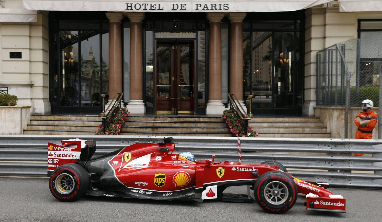 Fernando Alonso de Ferrari. Pilotos y equipos entrenan en Montecarlo para la gran carrera de Mónaco.