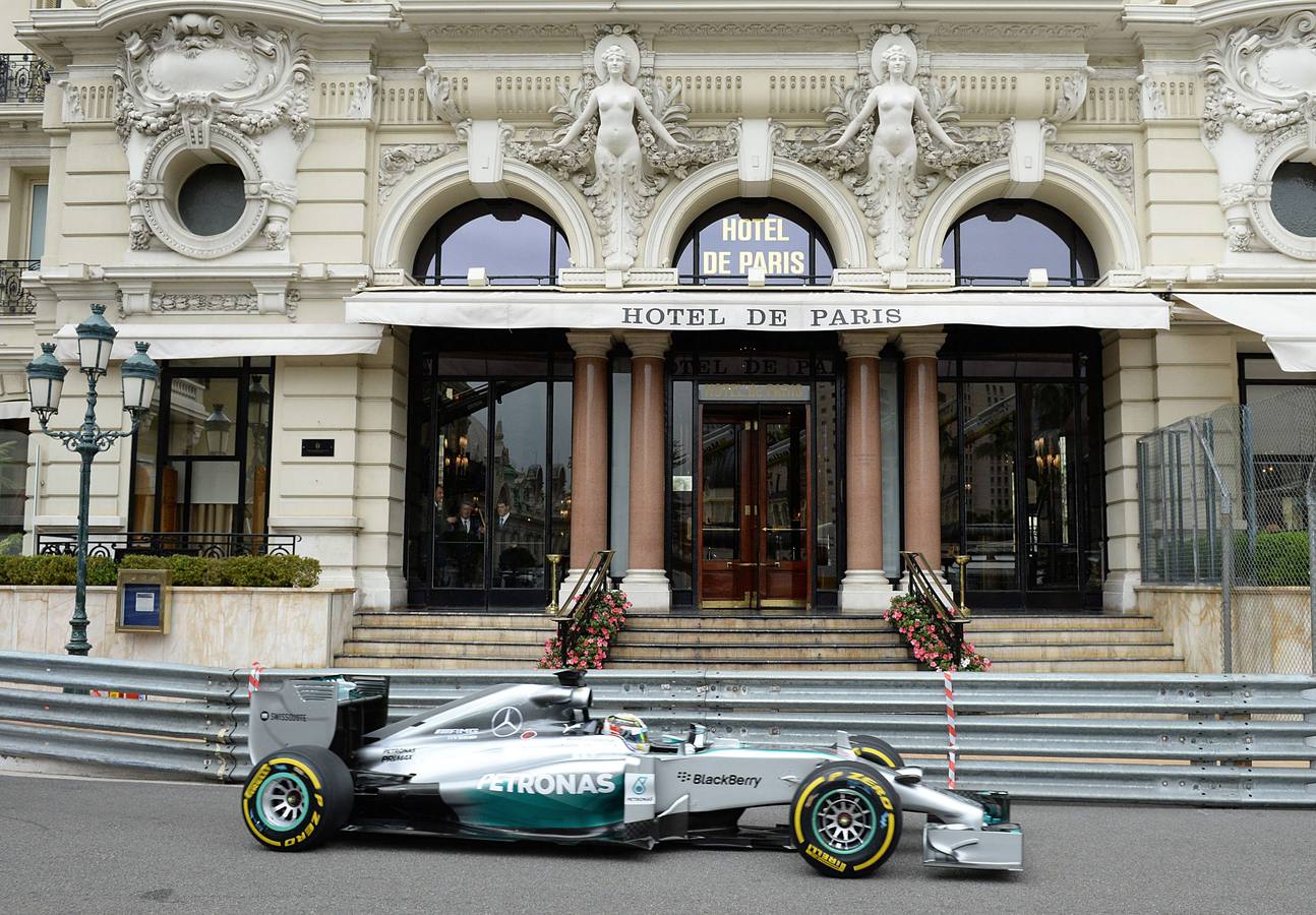 Lewis Hamilton de la escudería Mercedes. Pilotos y equipos entrenan en Montecarlo para la gran carrera de Mónaco.